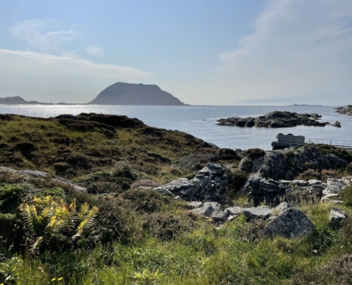 Den usynlege hytta på Joneset // Skorpa - vestfjordbygg.no Murane etter huset hans Jo på Neset, som budde her i lag med ei kyr. Kinn i vest.